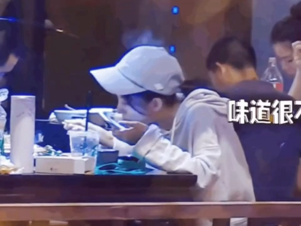 狗仔去拍鞠婧祎，得到了：
