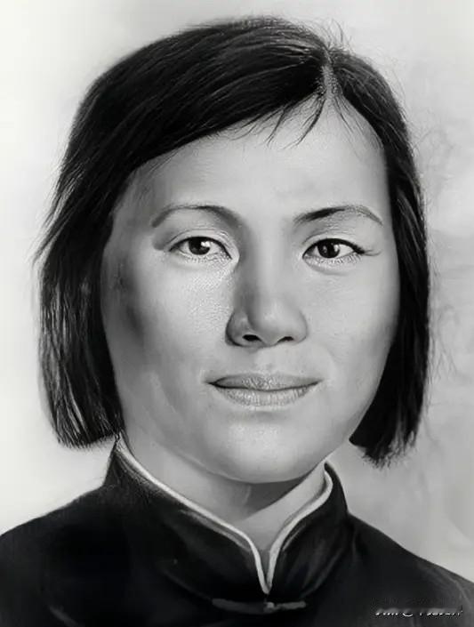 1949年，解放军冲进渣滓洞监狱的时候，发现血泊里有一女子怀里抱着个小女婴，她的
