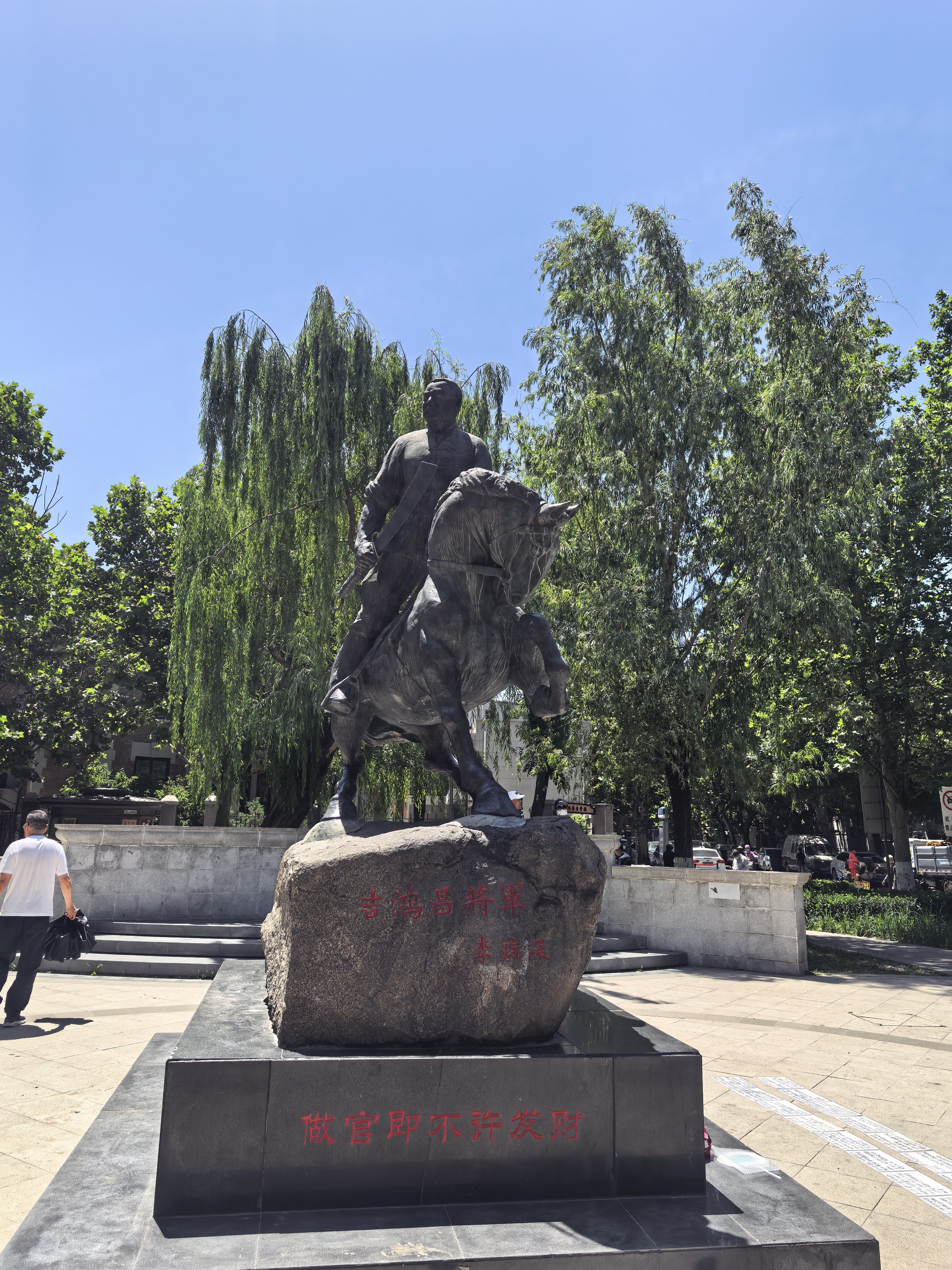 今天路过了传说中的天津相亲圣地，中心公园。我当时想来都来了进去看看，公园里感觉得