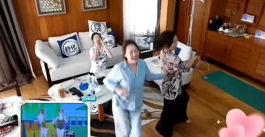小S和好朋友们在跳舞，大S在休息吃东西。大S去参加的综艺节目里看得出来，她很少跑