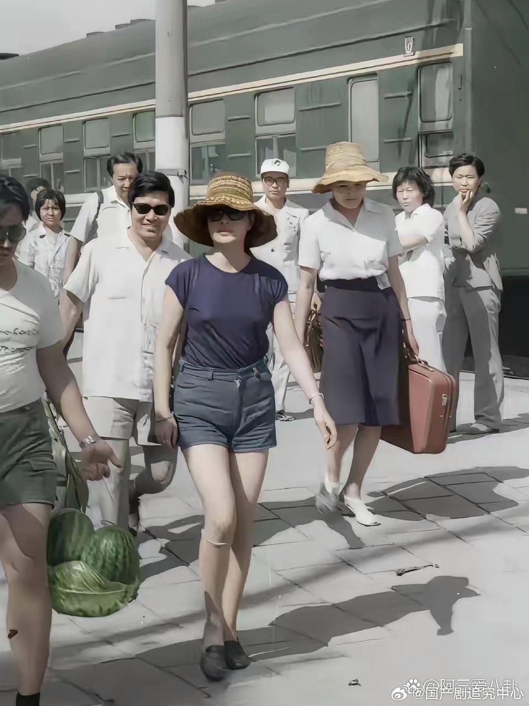 1984年，山西。刘晓庆受邀前往运城巡演，因着装太过前卫，路人看完惊呆！