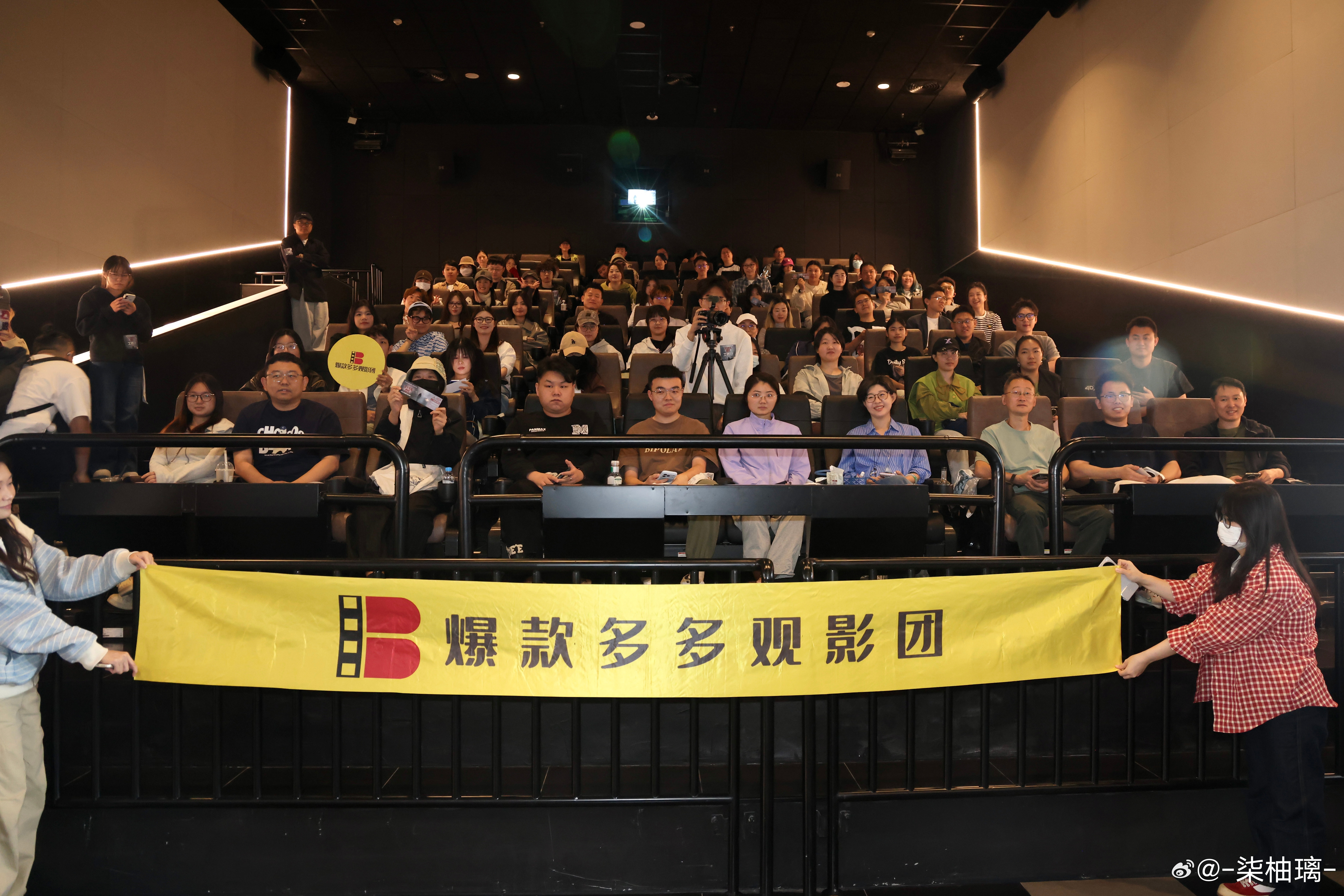 《生化危机：爆发夜》把镜头对准浣熊市沦陷夜的普通快递员，没有复杂的IP情怀包袱，90分钟全程走"一路
