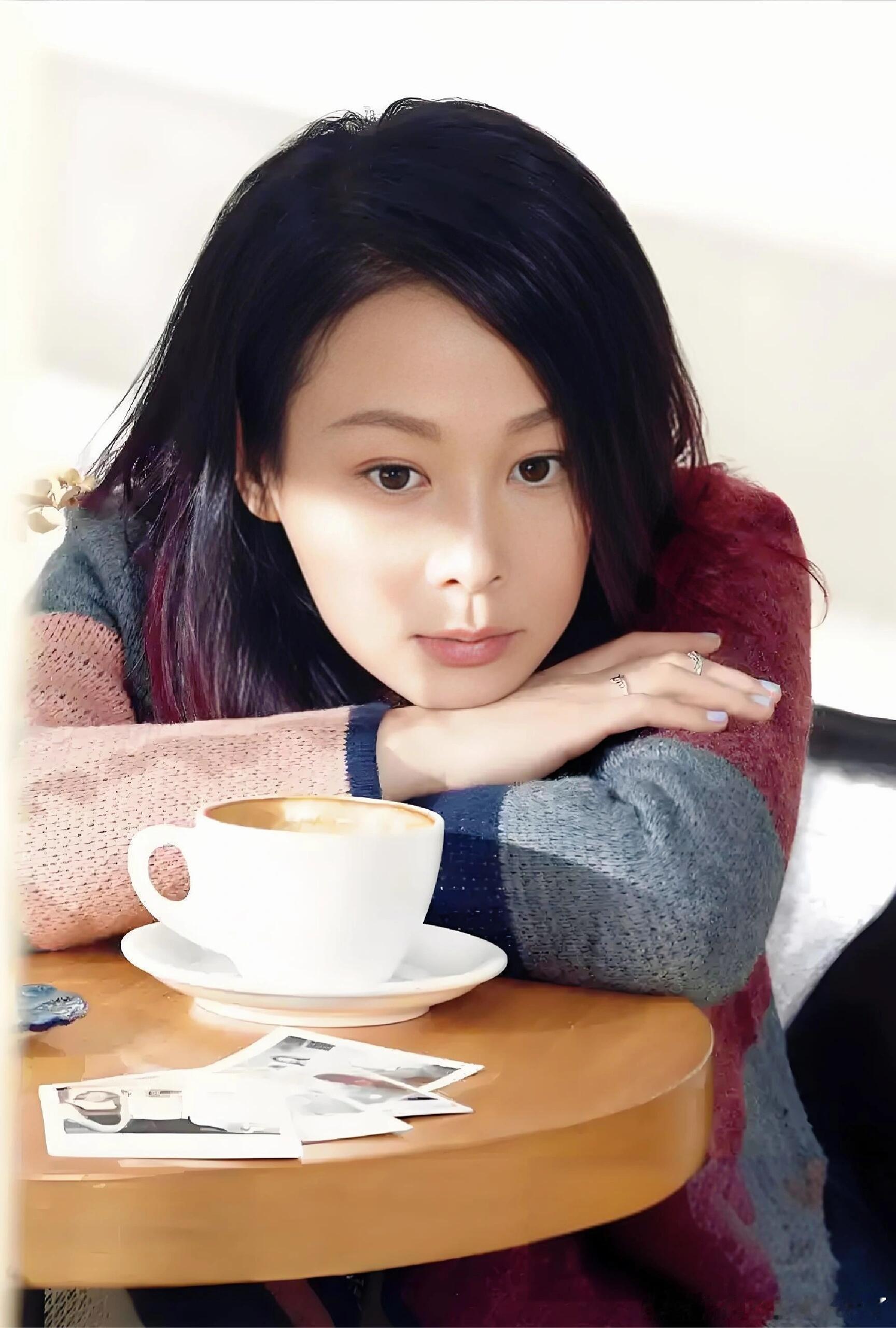 从那个敏感又坚强的少女,成长为现在的充满智慧与决心的成熟女性,她一直在追求着内心