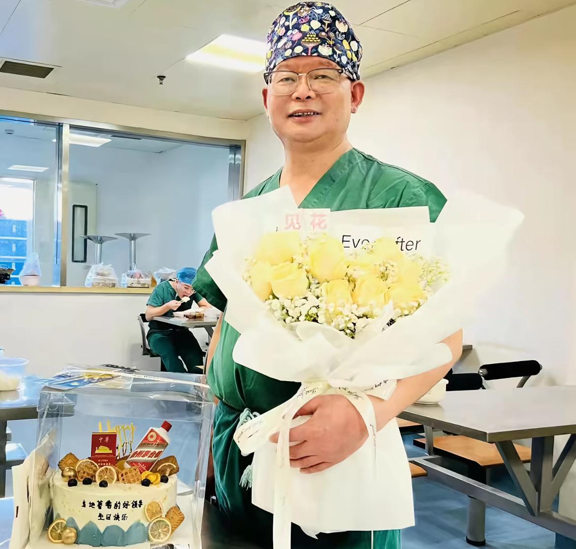 曝“江淮名医、黄山名医”金万里去世，年过6旬仍然开诊做手术大量患者留言悼念，知