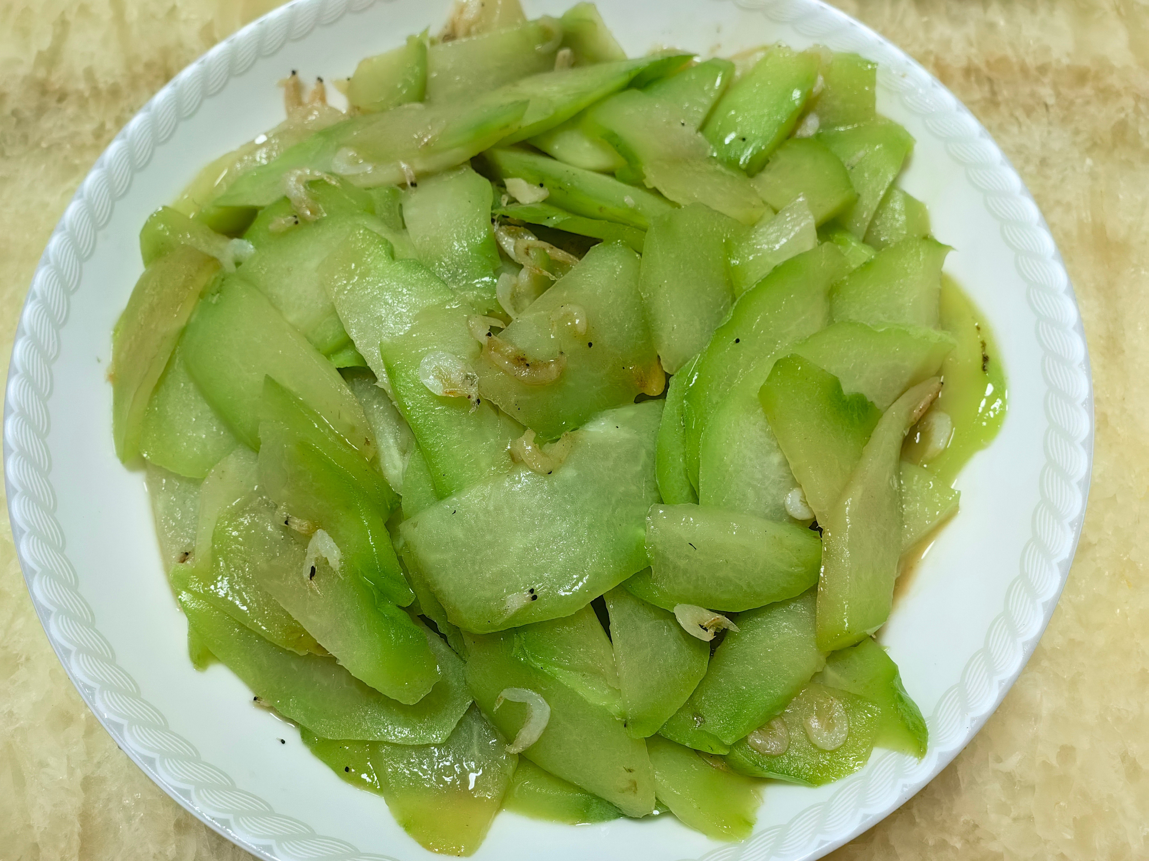 家常菜炒佛手瓜，清蒸鱼，豆腐西红柿，卤肉骨。​​​