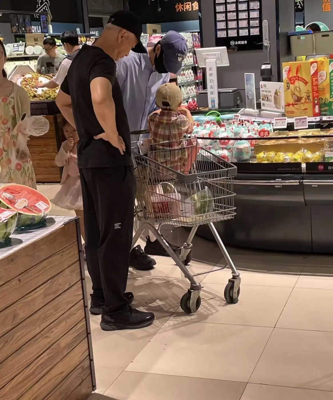 魏晨祖孙三代同框，3岁儿子正太一枚。魏晨带着爸爸和三岁的娃去超市购物...