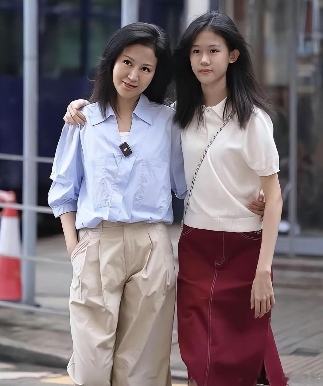 鲍蕾的大女儿身高有170厘米，在星二代里算是颜值挺出挑的，这多半是遗传了陆毅的好