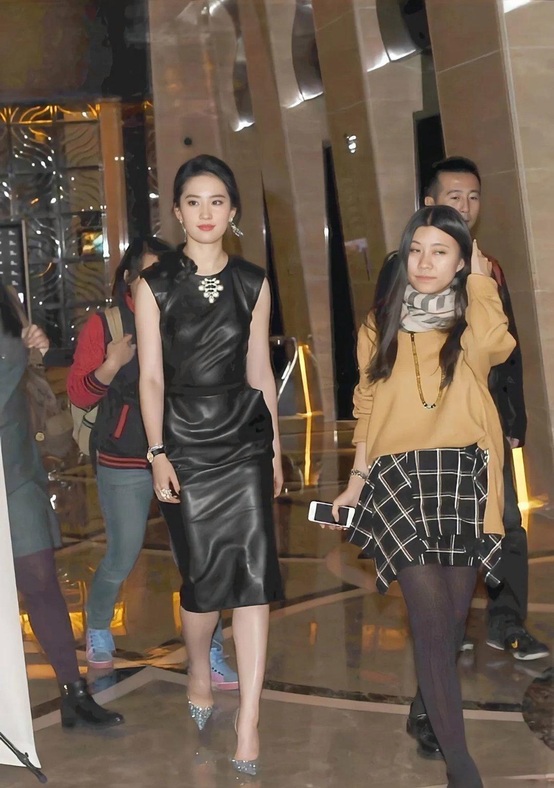 刘亦菲的旧照，2014年，刘亦菲参加活动，现身酒店时的画面。当年的刘亦菲27