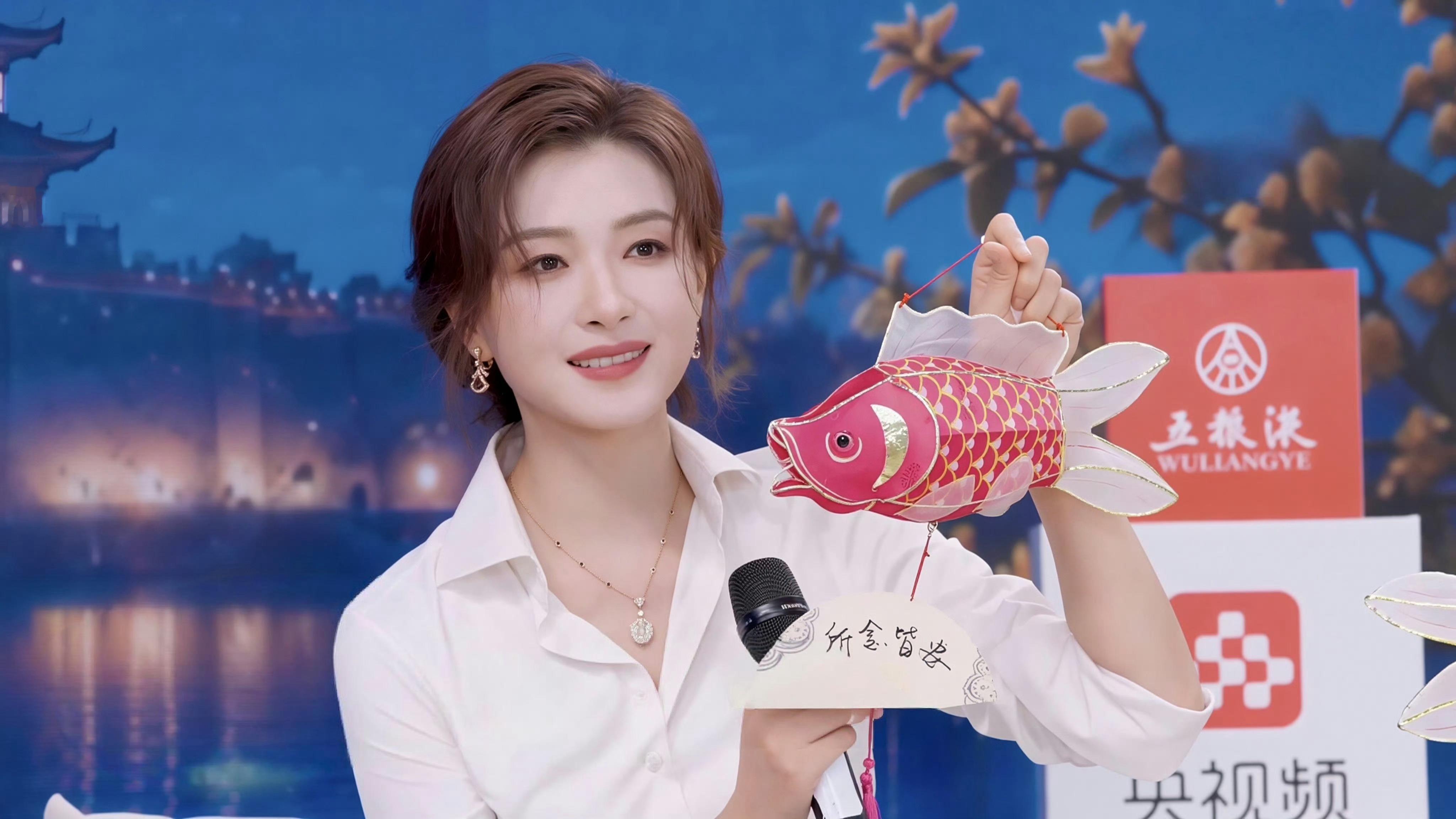 万茜｜万茜说中国人骨子里就是浪漫的｜月圆寄念玉娇入心月满中秋，人间赴