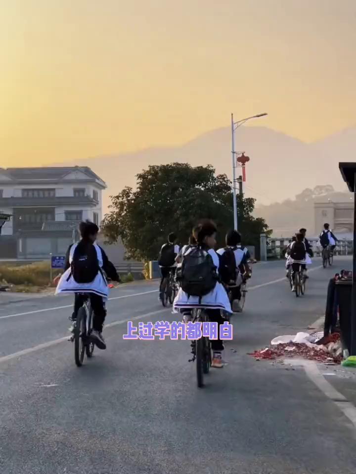 上过学的都明白，贫困生补助往往是给不到班里最穷的同学的。一点点帮助贫困男孩改造学