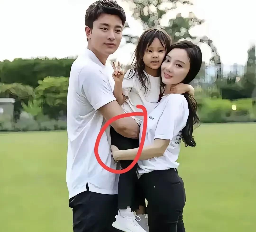这对明星夫妻，虽然离了婚，但为了孩子的成长，表现的相当不错。五一节，他们一起陪