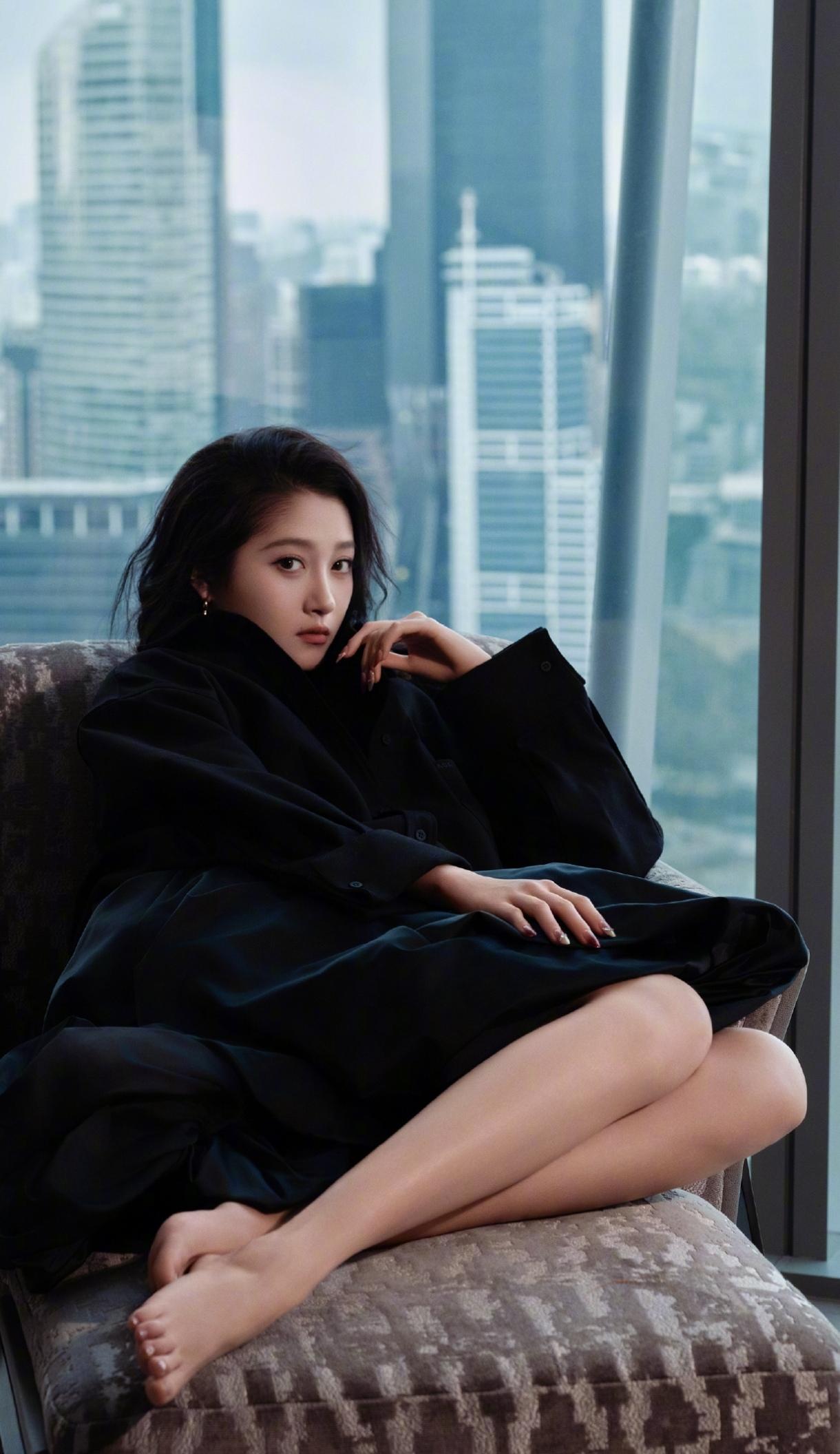 关晓彤今天光着脚丫子美拍，这也太水灵了，真美！关晓彤关晓彤​​关晓彤写真照