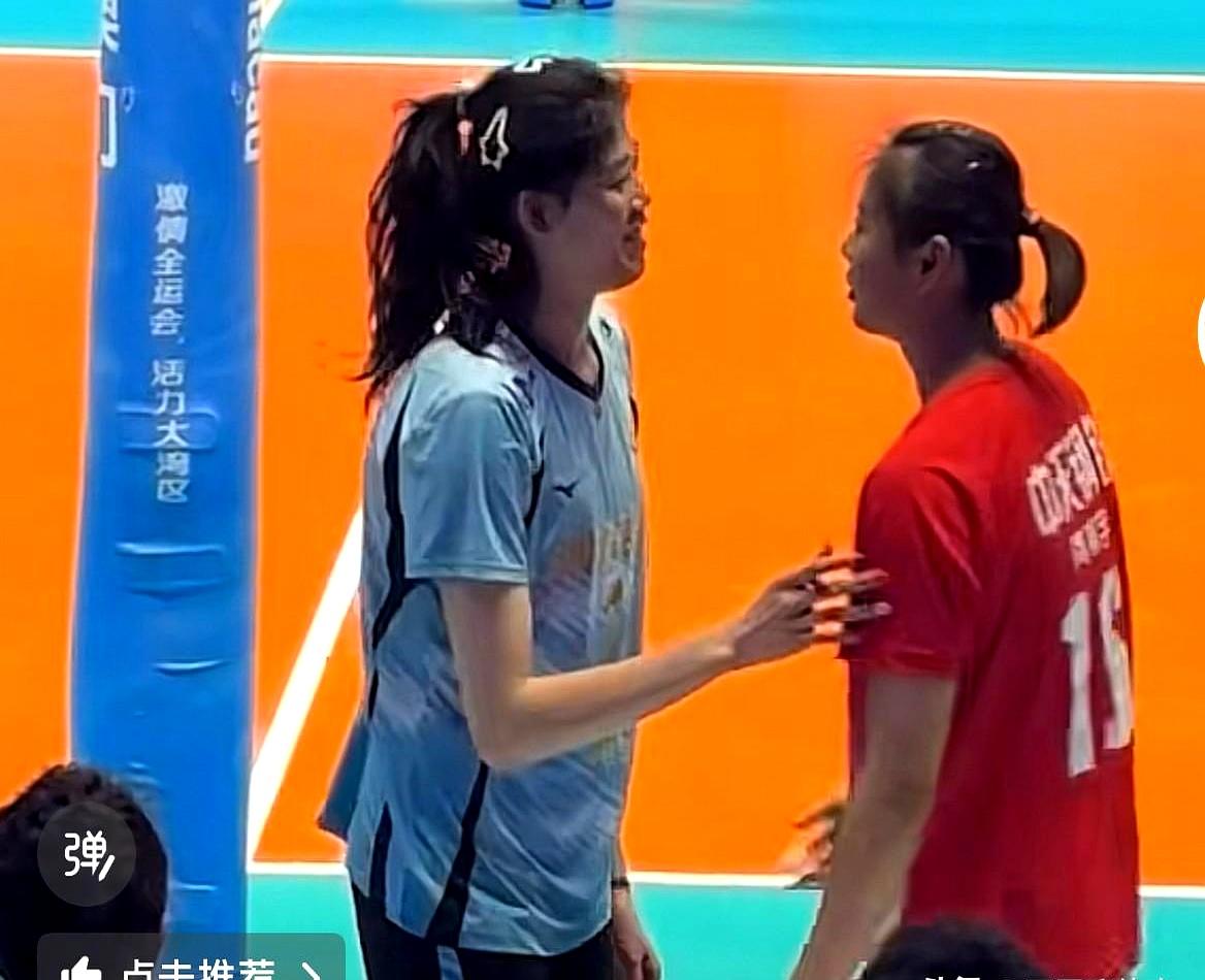 赛后刁琳宇和张常宁直接趴地上放松，队友吴晗唐欣当起踩背按摩师，场面看着就接地气。