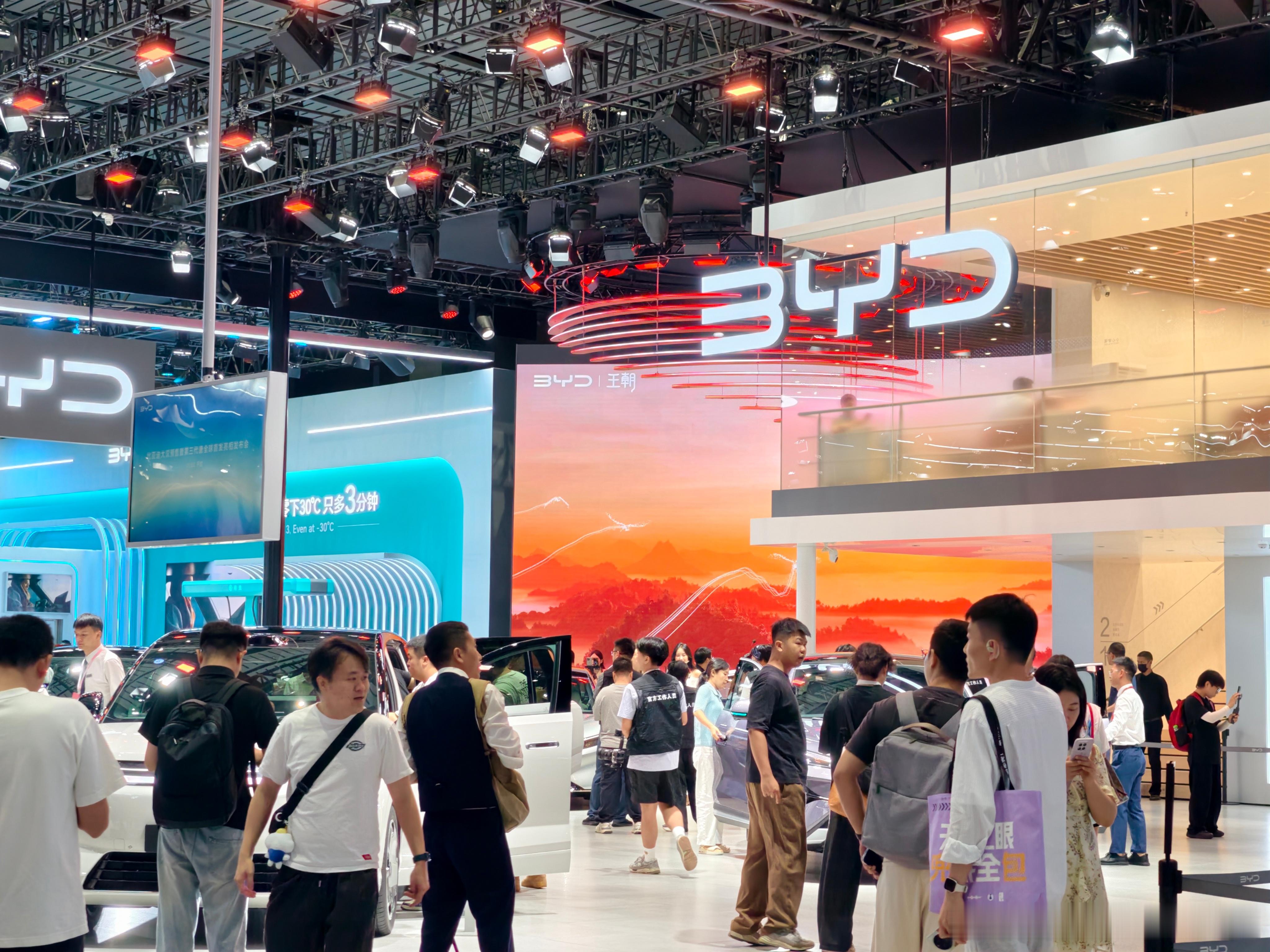 成都车展逛比亚迪展台，第三代唐终于揭开面纱💡之前代号8系唐，这次正式定名第三代唐，一台大五座纯电旗