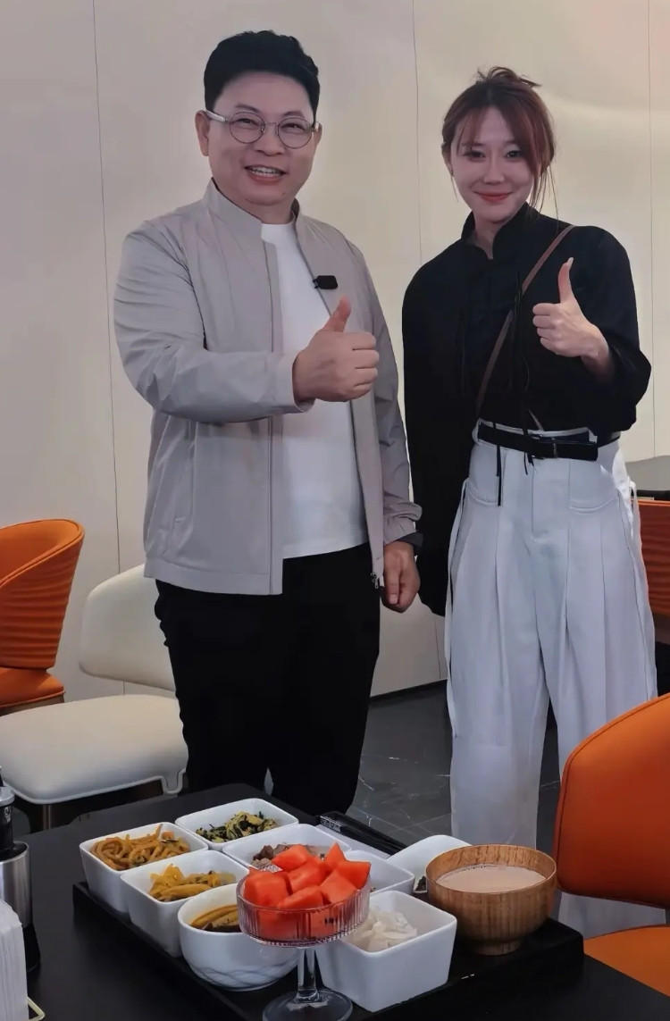 鸿蒙大酒店这么火，其它车企怎么不跟风和模仿？是不想吗？是做不到啊。鸿蒙大酒店