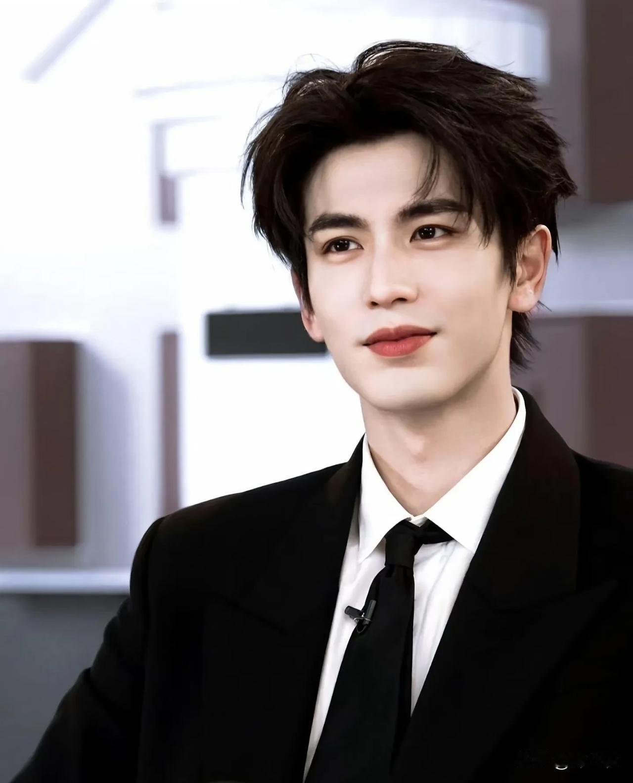 张凌赫真的太帅了，一开始只知道他跨年走秀确实帅非常出圈，看了逐玉才发现这个男人帅