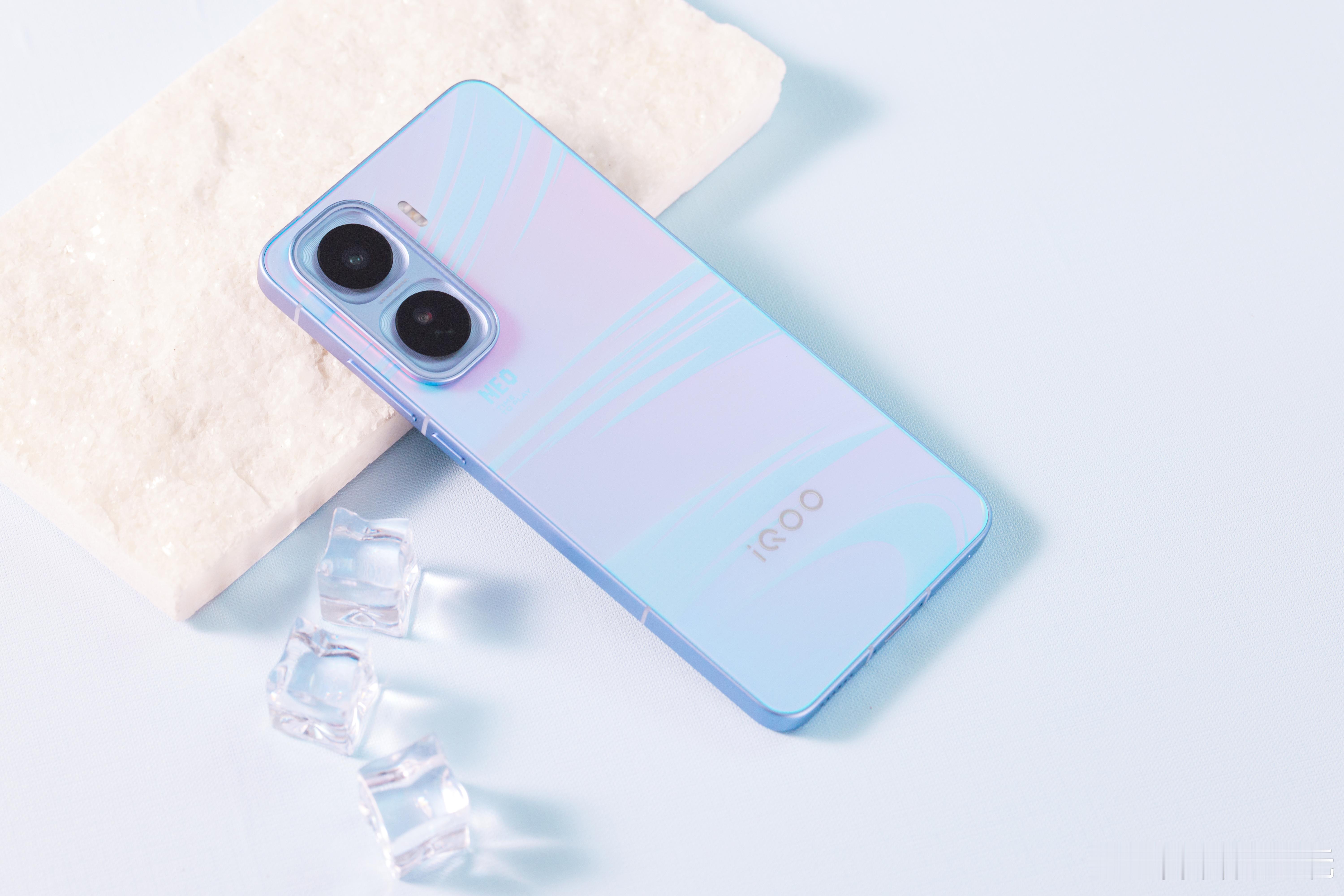 iQOONeo11上手后最深刻的感受是:一杯即满配!金属中框配磐石玻璃,握感扎