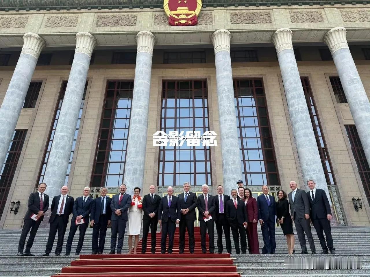 美方商界代表们在人民大会堂门口合照留念。总共19人，其中15位男士，3位女士
