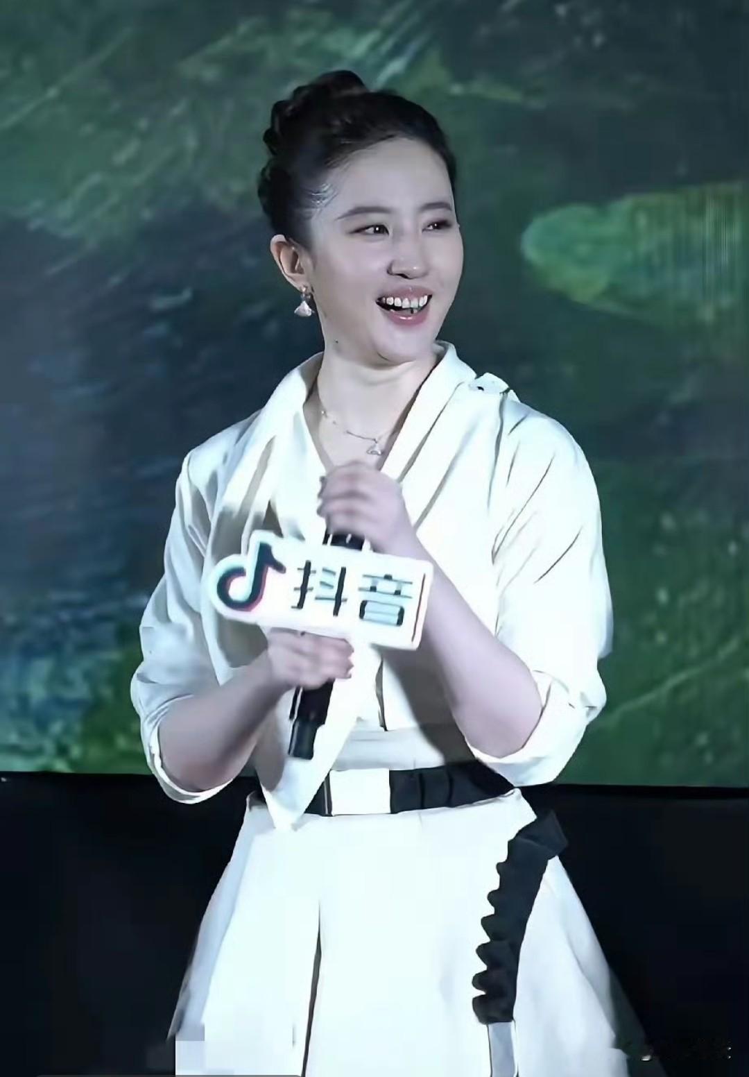 人真的不能太胖，美成刘亦菲，胖了也普通，仙气没了​​​​