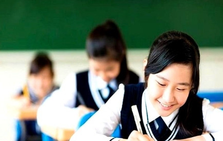 这次期中考试之后开家长会，我本来是想找女儿数学老师聊聊孩子学习成绩的问题，谁知道