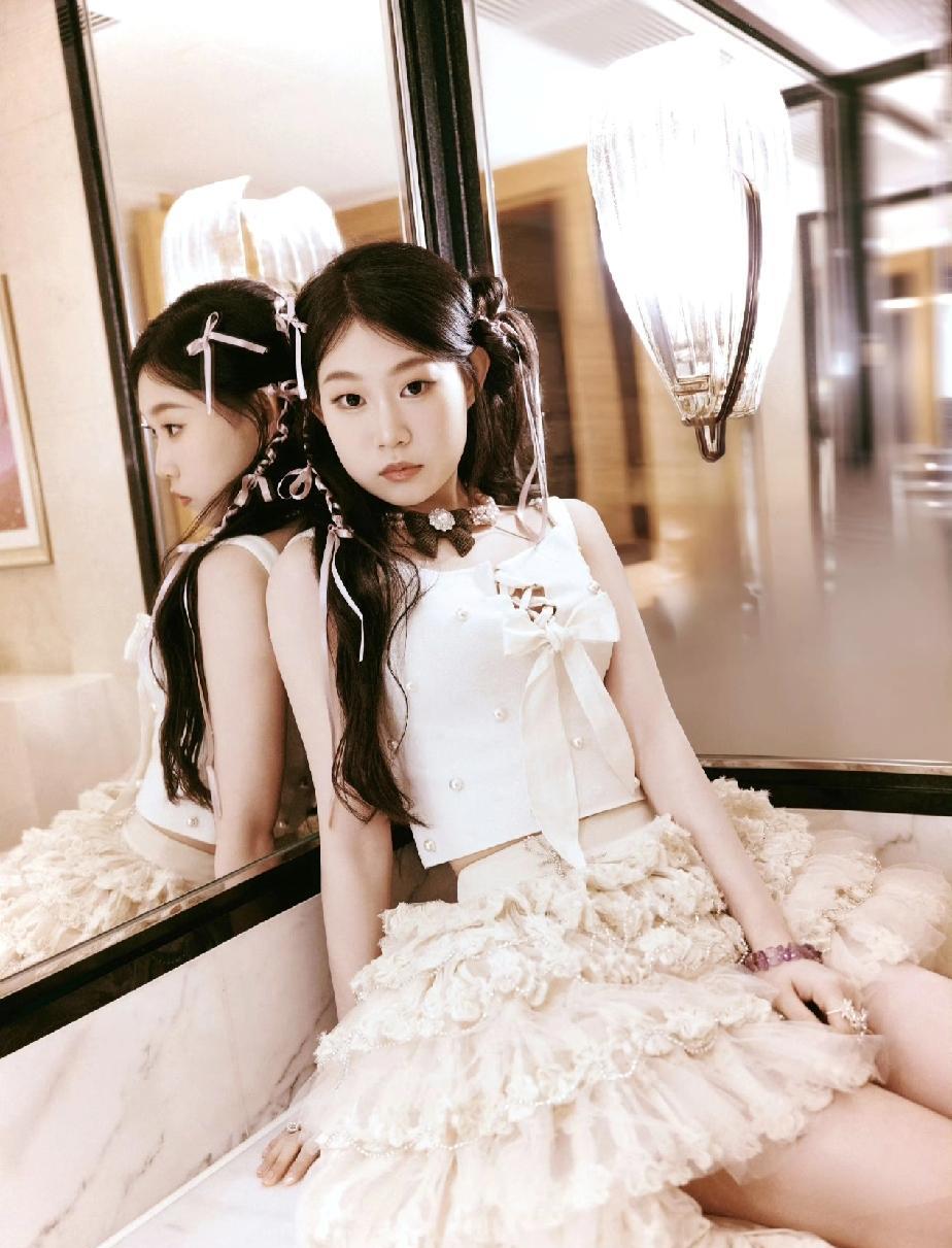 你们发觉没有？小沈阳女儿这种充满辨识度的长相，反而比黄多多那种传统的美更容易让
