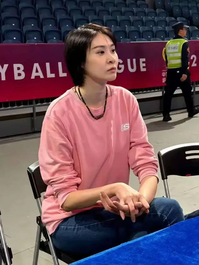 “排球女神”赵蕊蕊罕见现身新岗位,44岁单身,身材高挑,很漂亮