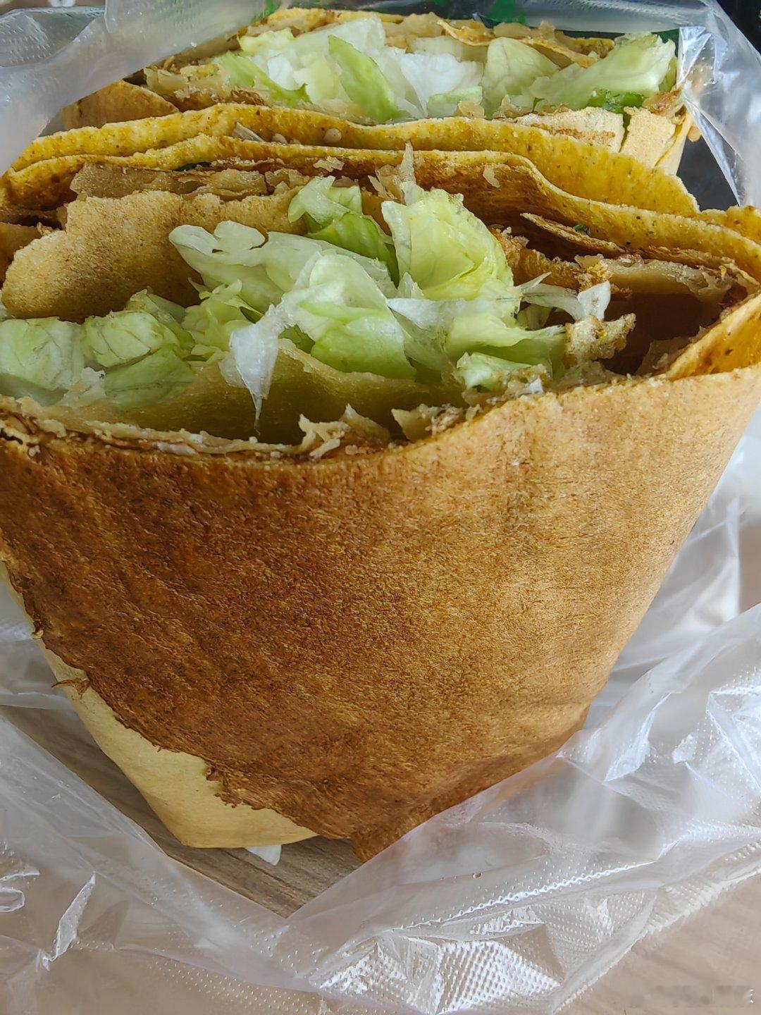 都吃早饭了吗？今天来个山东大煎饼，一个太大了只能吃半个，煎饼的灵魂应该是薄脆吧？