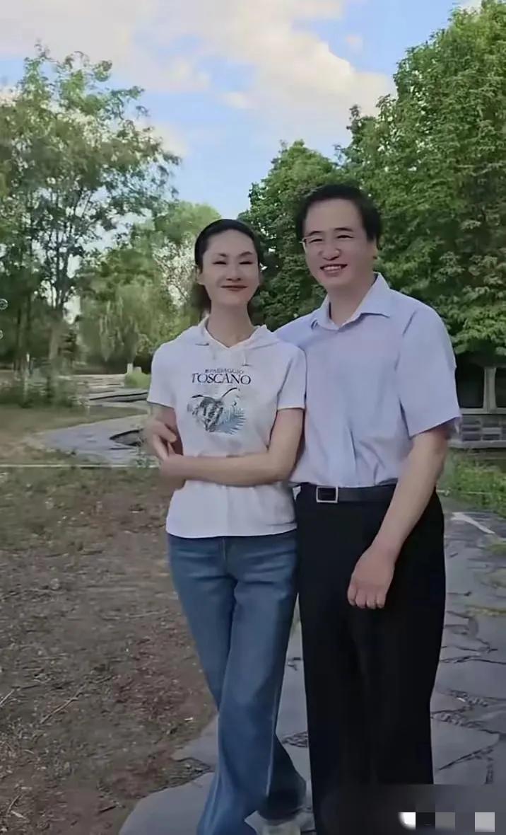 镜头中的歌唱家于文华老师身形轻巧，浅淡春山，娇柔腰柳，怡颜悦色，温婉如莲哈；老公