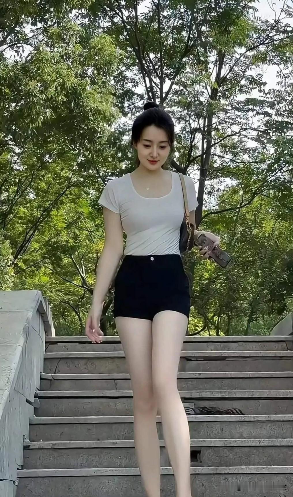 五言·林间步阶高树凝新翠，清阴覆石梯。云鬟轻束髻，素袖衬柔荑。缓步风随