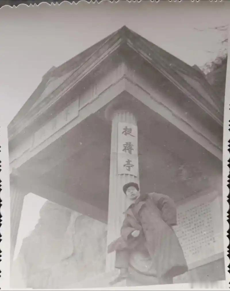 本质上还是凑出尽可能多的牌，然后在牌桌上甩给对方。这边凑个顺子，那边凑四个K，都