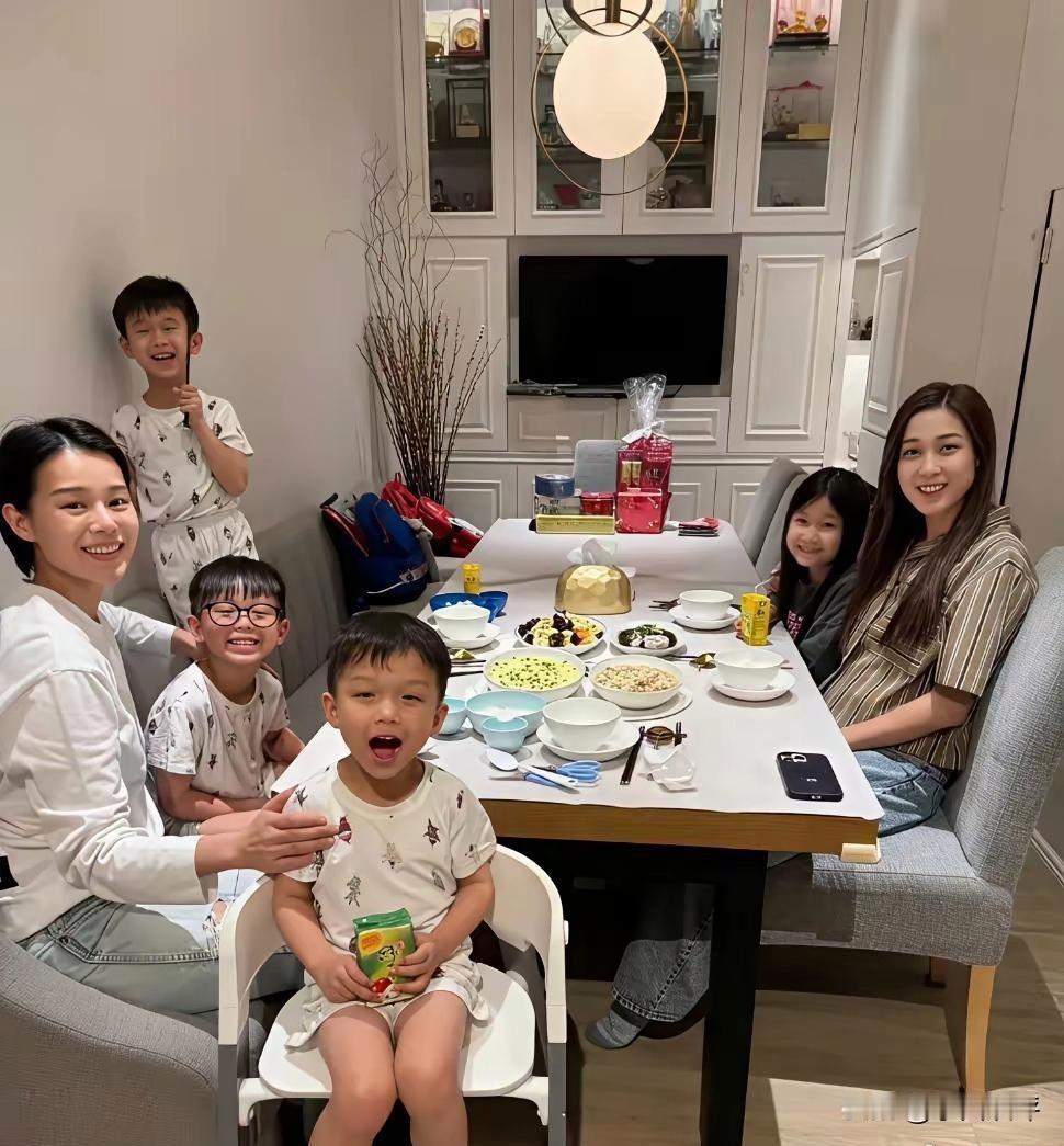 看见胡杏儿的家，才知道香港真的是寸土寸金。最近看到钟嘉欣特意从加拿大回香港，带着