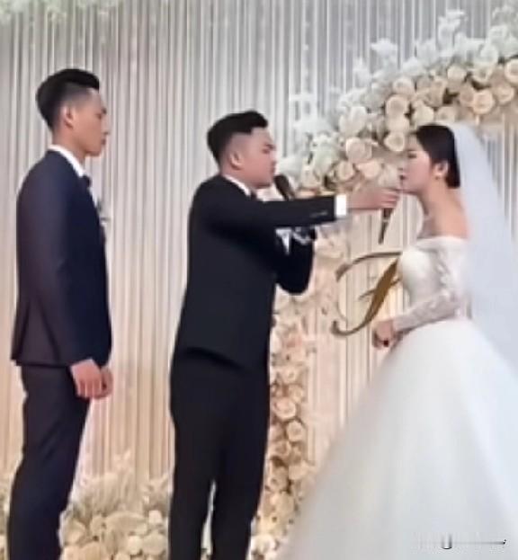 婚礼中主持人不嫌事大，问新娘对彩礼满意吗？女方当场说得给弟弟买车子，家务活也不想