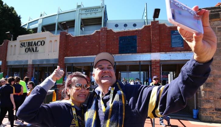 据了解，澳大利亚有一批华人，原本都是国内体制内的退休人员，五十岁时来到澳大利亚，