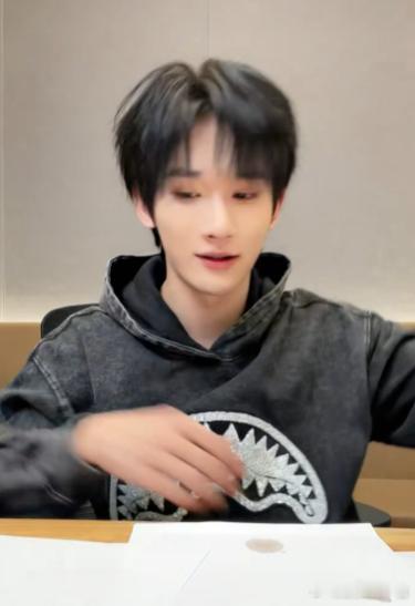 余宇涵吃播看宇涵的吃播完全停不下来！他的直播总是那么自然，和大家互动又搞笑，吃