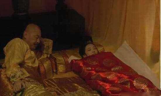 侍寝的妃子抬上龙床后最怕什么？不是皇帝，而是枕边那根油光发亮的棍子。清朝的妃子每