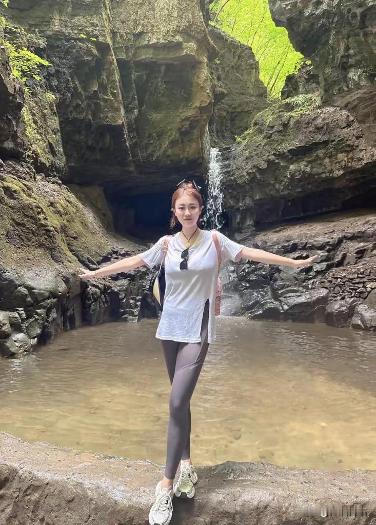 “程梦圆两哥哥亲自抬妹妹下山看哭全网。”车辆到不了、无人机吊不了，两个亲哥哥把妹
