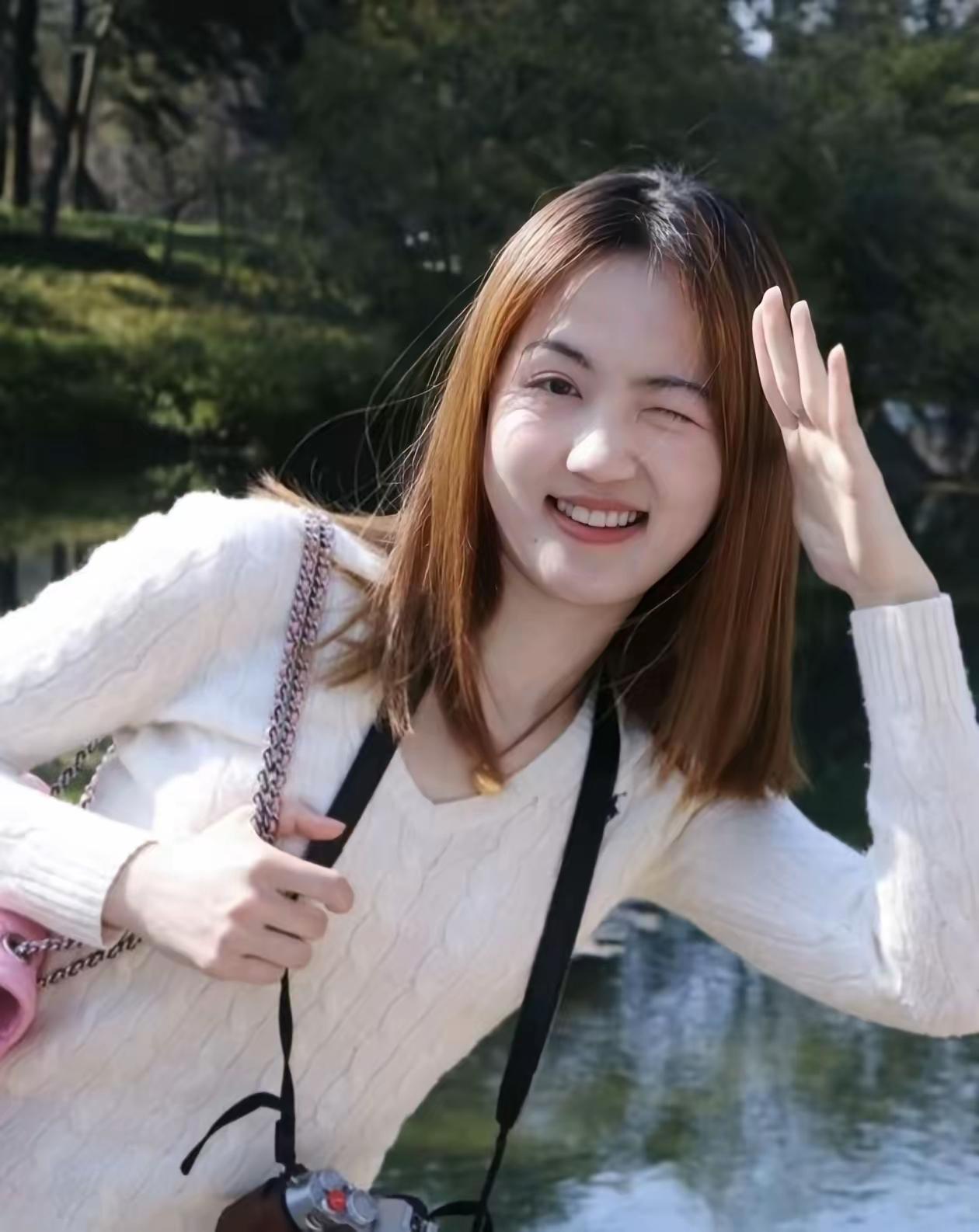 刷到那个从海里救回游客的新闻，直接看笑了，带着点苦涩。​浙大一院的护师袁苑，协