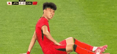 王玉栋就像个“弱鸡”！日本队对位王玉栋的望月海辉，身高192cm，体重81kg