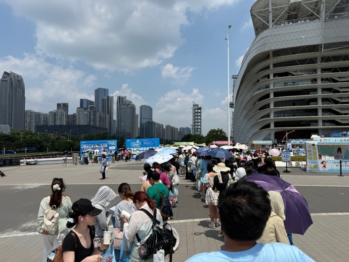 侯明昊跪下给粉丝逆应援一跪是尊重，一礼是回馈，他把粉丝的每一份心意都放在心上。