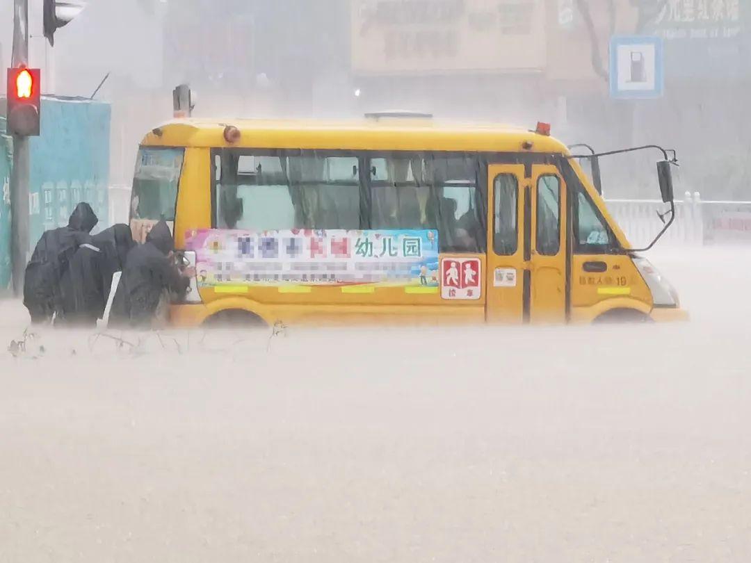 “火到人民日报了！”陕西因突降暴雨路面积水，导致送幼儿园小朋友上学的校车中途熄火