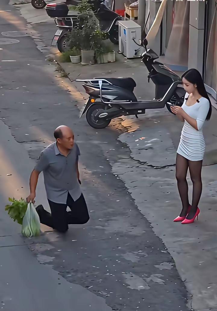 你觉得大爷是看的太入迷了，脚底打滑了，还是故意的呢？感觉路上很平坦，没有任何障碍