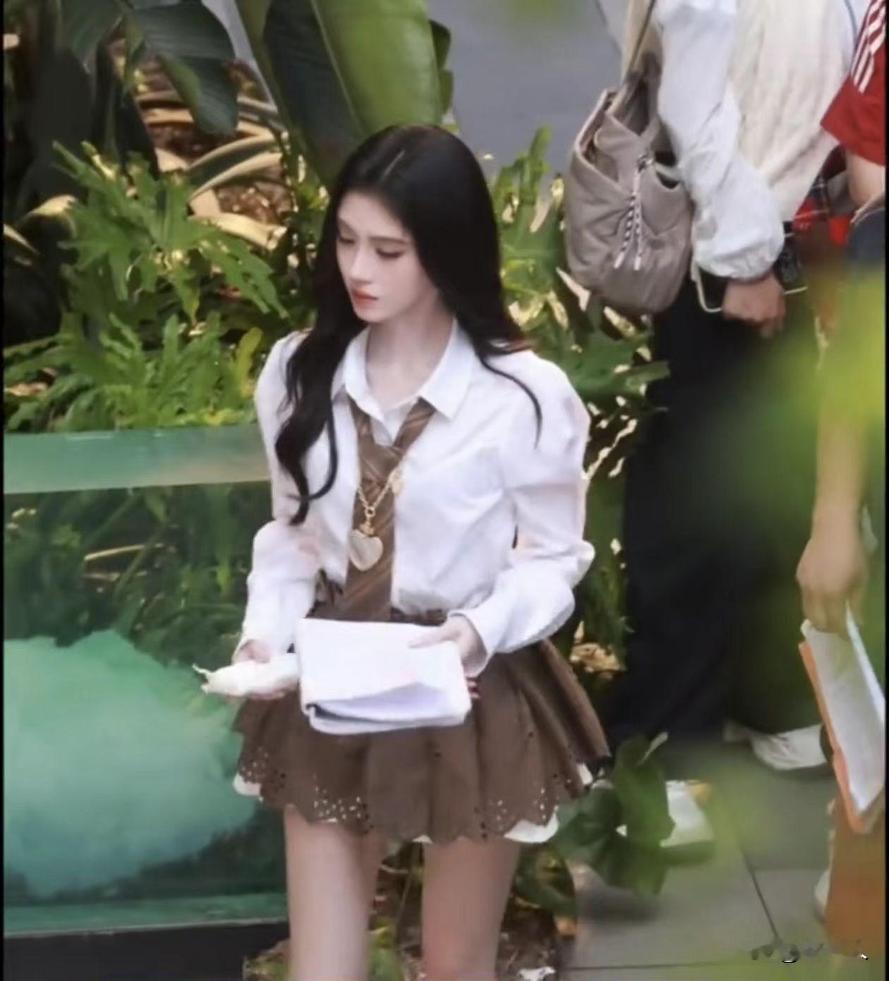 本来还担心鞠婧祎穿这么短的裙子会走光，结果发现裙子里面居然还有一截腿。鞠婧祎看着