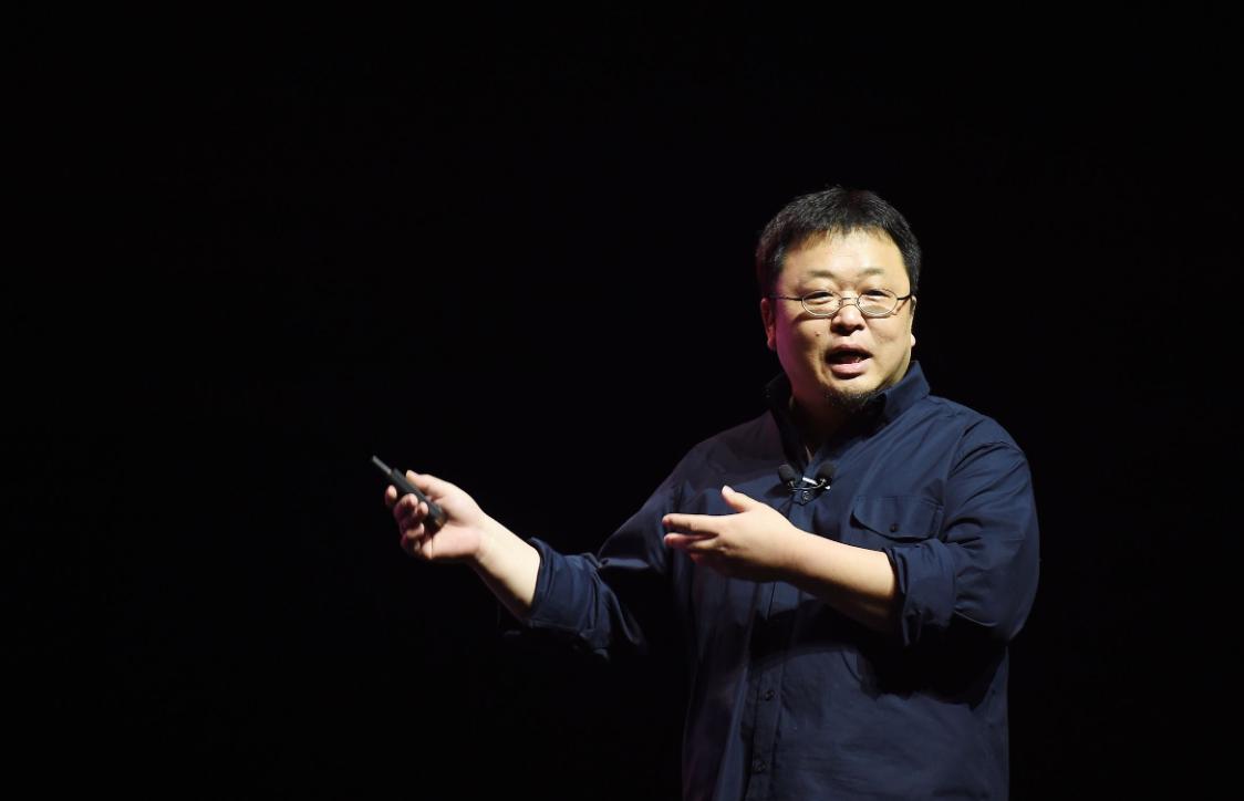 老罗把苹果折叠屏骂上了热搜，我也看笑了。同样的折痕，放在国产手机上叫"工业垃圾
