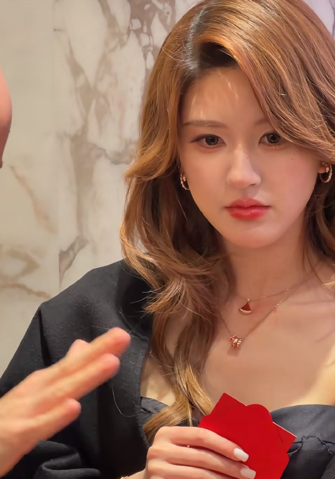 赵露思这个待遇真不错啊，闭店只为迎接露思，好多大老板都来了，而且背景音乐也是放的