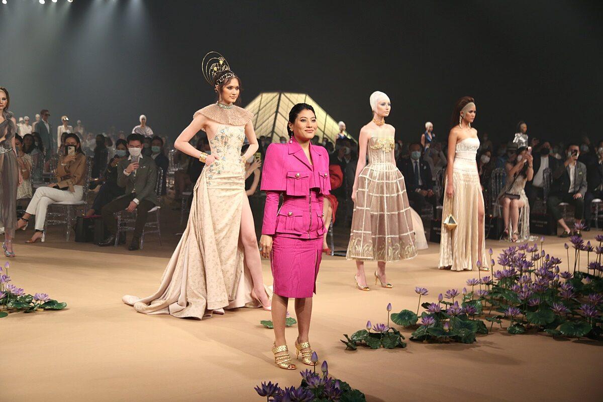 泰国小公主和高大美女合影，衬得她很路人，她和外国男子合影倒是看得挺顺眼的，不同状