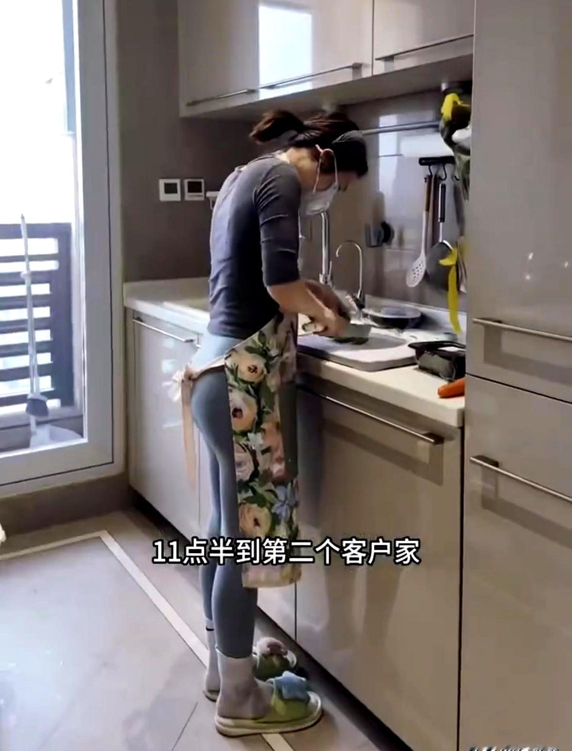 工资不涨，锅铲能涨小林上午给公司做20份低脂午餐，下午去家庭炖月子汤，夜里再
