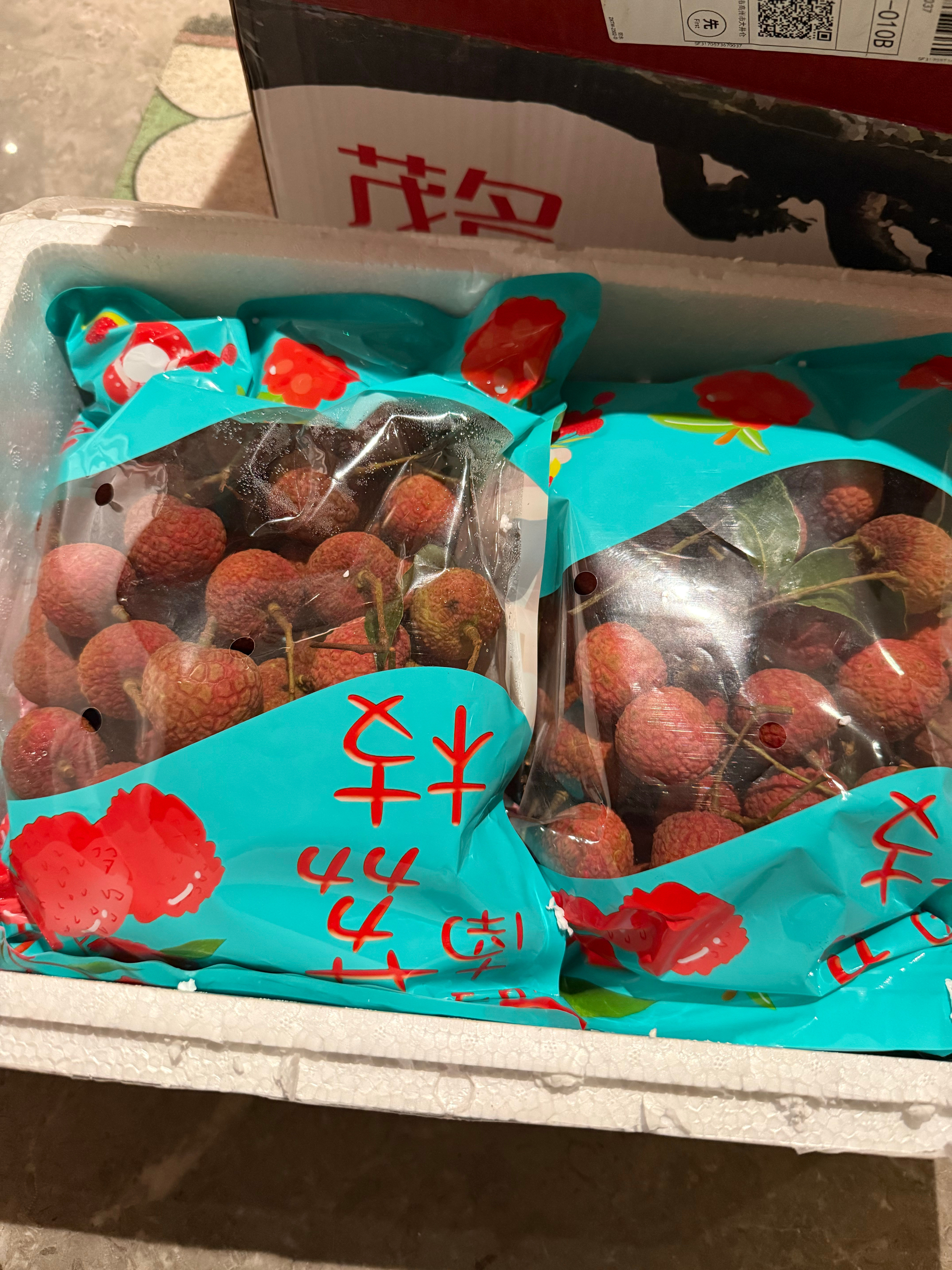 朋友给的白糖罂荔枝！！好爱！又到荔枝的季节了​​​