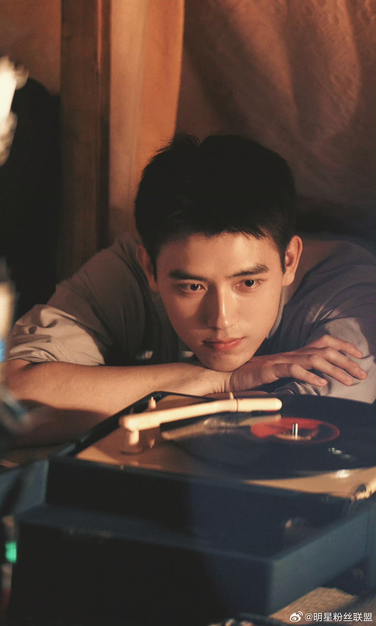 陈飞宇新剧央八暂年冠收视年冠只是起点！陈飞宇把方穆扬的责任感与深情演得淋漓尽致