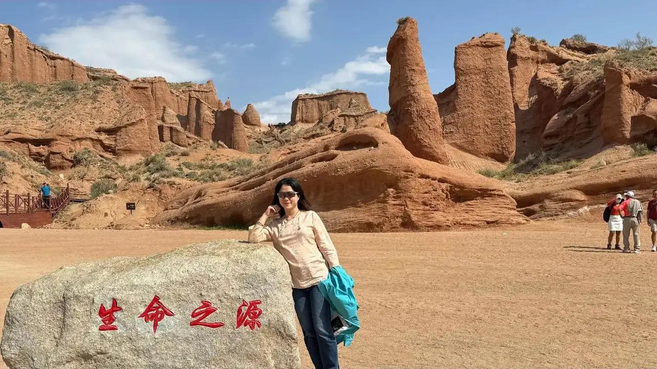 终于看到一个不一样的翁帆了，现在简直就像一个三十出头的女士。自从她丈夫杨振宁