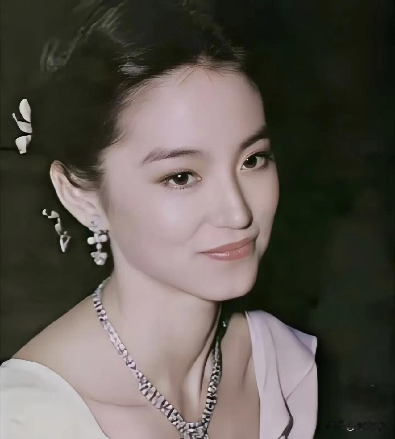 客观点儿说，林青霞的颜值气质不管是放在哪儿，都没有能和她比的女明星，哪怕是后辈的